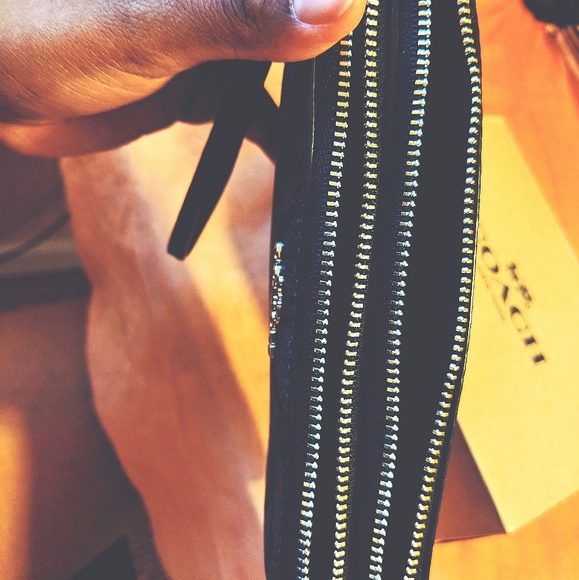 AUTHENTIC COACH WRISTLET - Picture 2 of 4